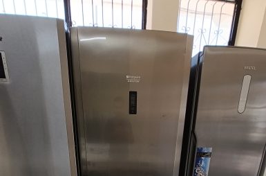 Manisa Merkezde Geniş ve Ekonomik: Hotpoint Alttan Donduruculu Buzdolabı!
